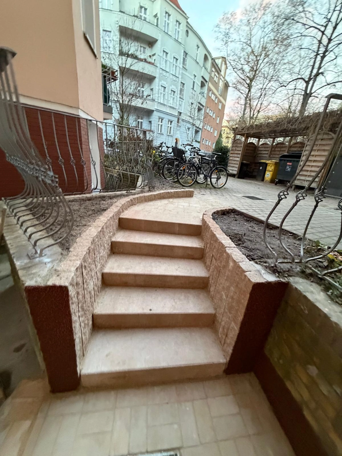 Raef Bau – Innenbau, Fliesenlegen, Trockenbau, Vermietung von Baugeräten – Pflaster