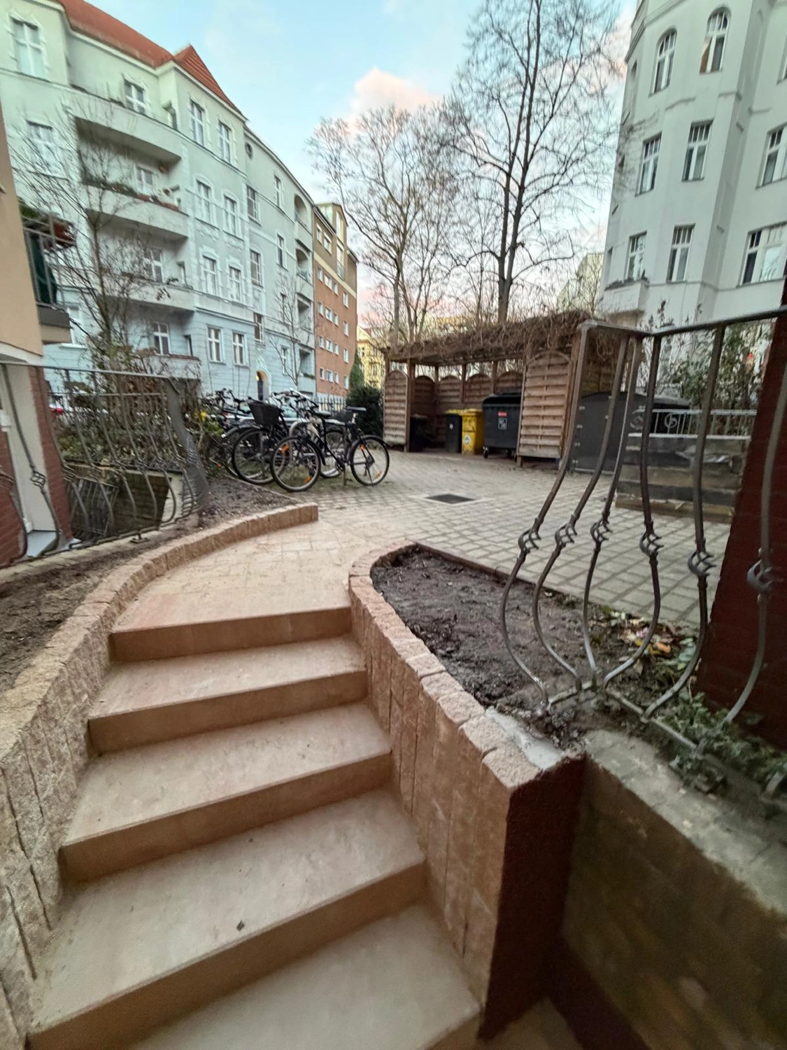 Raef Bau – Innenbau, Fliesenlegen, Trockenbau, Vermietung von Baugeräten – Pflaster