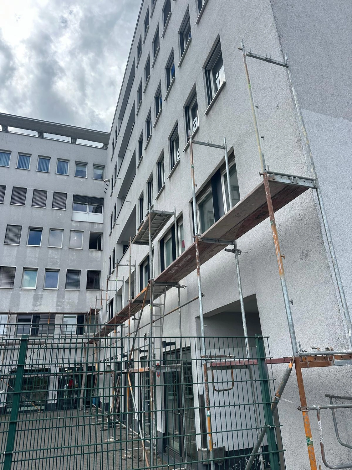 Raef Bau – Innenbau, Fliesenlegen, Trockenbau, Vermietung von Baugeräten – Gebäudesanierung