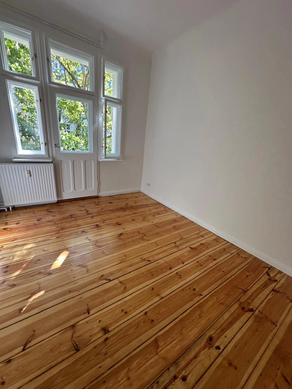 Raef Bau – Innenbau, Fliesenlegen, Trockenbau, Vermietung von Baugeräten – Bodenbelag