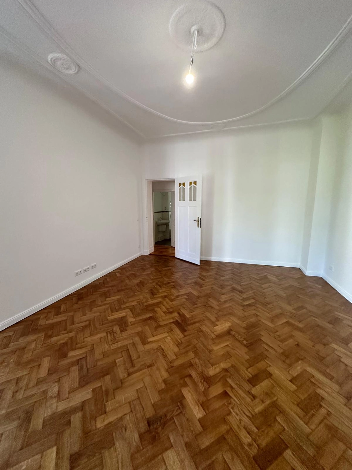 Raef Bau – Innenbau, Fliesenlegen, Trockenbau, Vermietung von Baugeräten – Bodenbelag