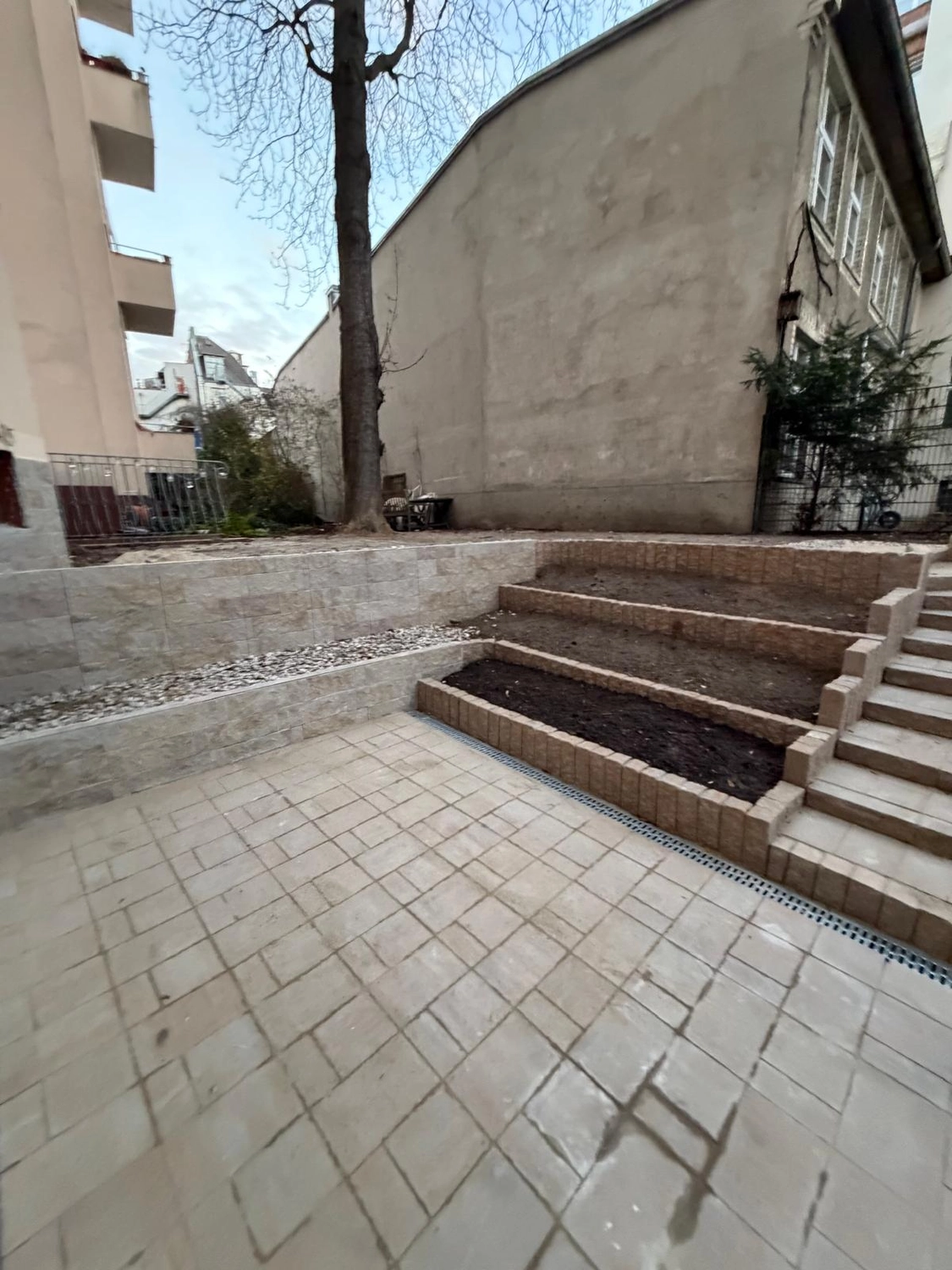 Raef Bau – Innenbau, Fliesenlegen, Trockenbau, Vermietung von Baugeräten – Pflaster