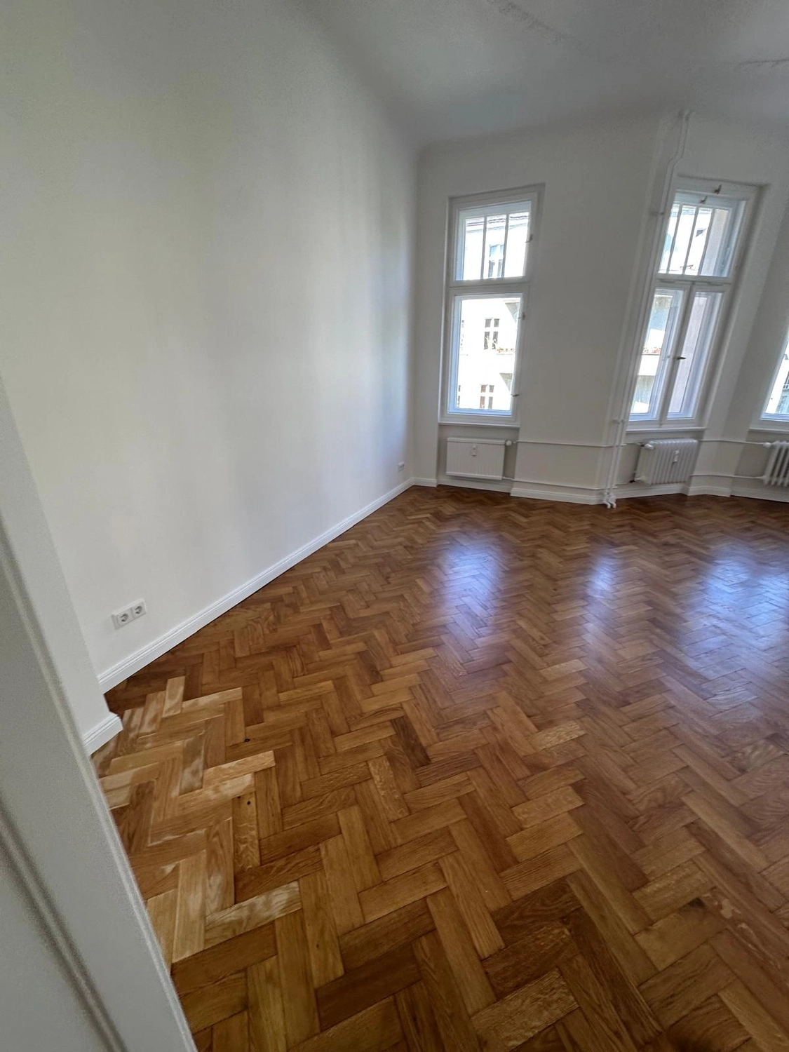 Raef Bau – Innenbau, Fliesenlegen, Trockenbau, Vermietung von Baugeräten – Bodenbelag