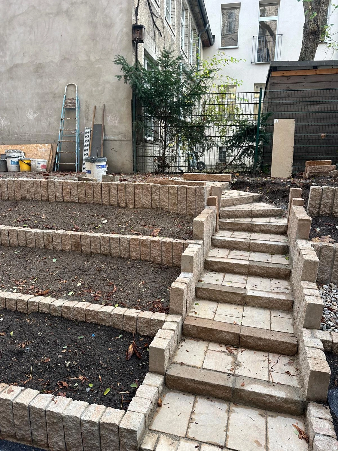 Raef Bau – Innenbau, Fliesenlegen, Trockenbau, Vermietung von Baugeräten – Pflaster