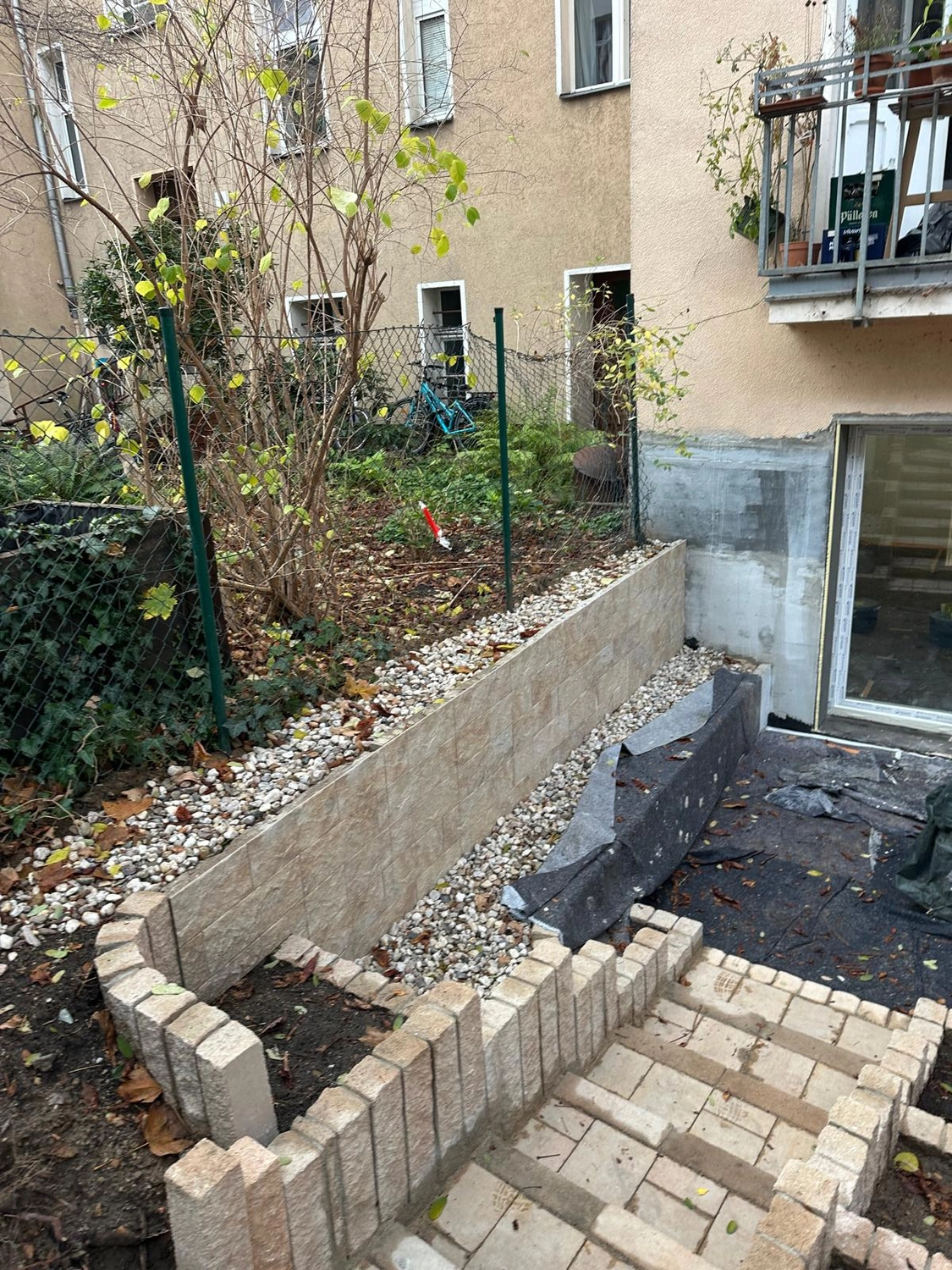 Raef Bau – Innenbau, Fliesenlegen, Trockenbau, Vermietung von Baugeräten – Pflaster