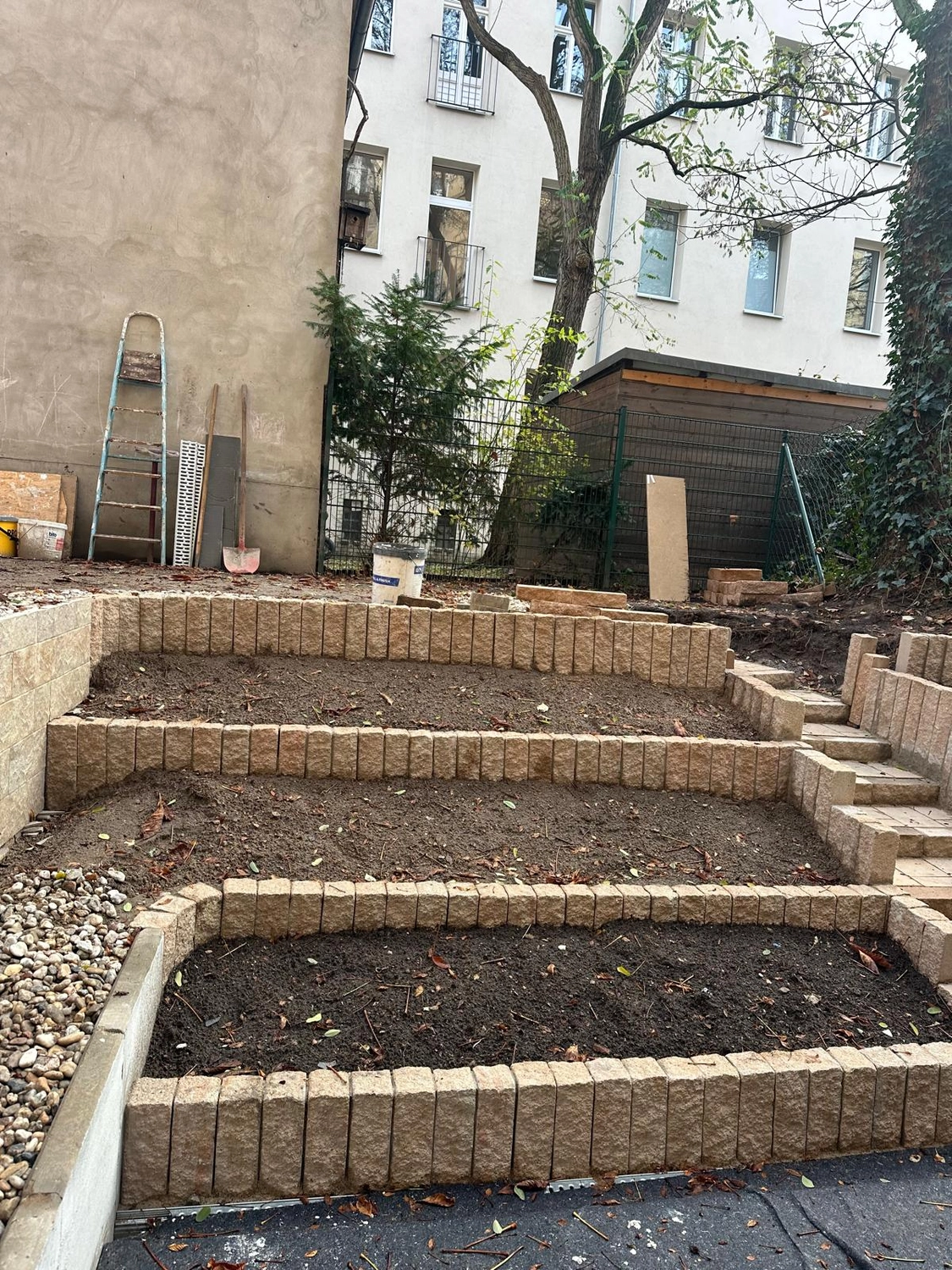 Raef Bau – Innenbau, Fliesenlegen, Trockenbau, Vermietung von Baugeräten – Pflaster