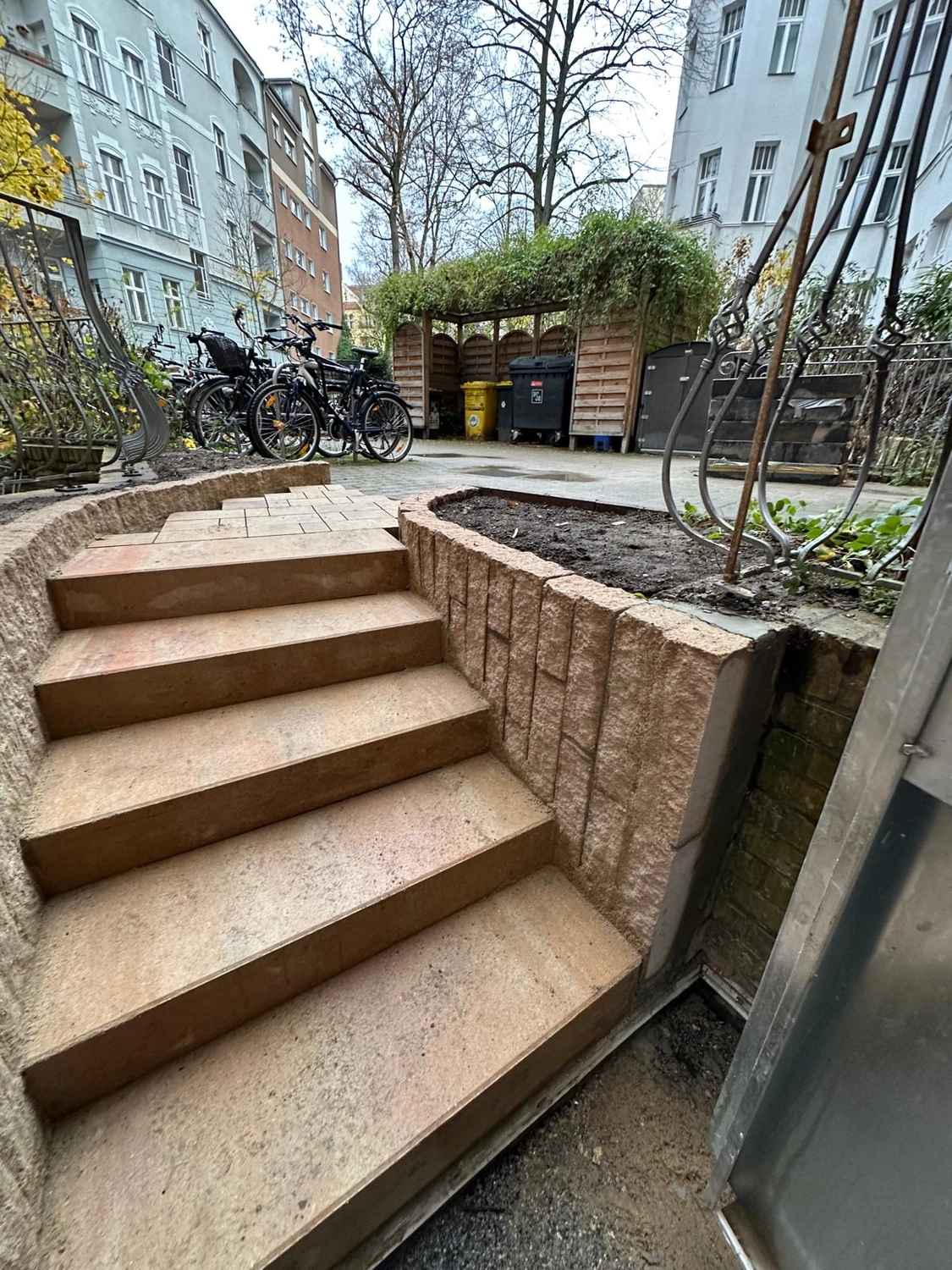 Raef Bau – Innenbau, Fliesenlegen, Trockenbau, Vermietung von Baugeräten – Pflaster