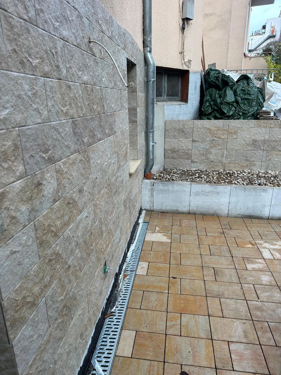 Raef Bau – Innenbau, Fliesenlegen, Trockenbau, Vermietung von Baugeräten – Pflaster