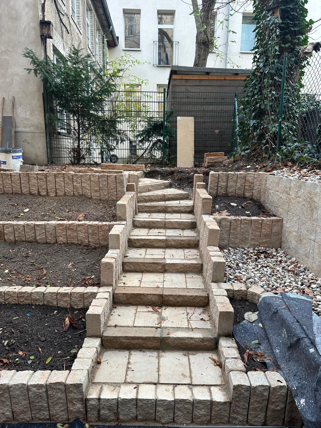 Raef Bau – Innenbau, Fliesenlegen, Trockenbau, Vermietung von Baugeräten – Pflaster