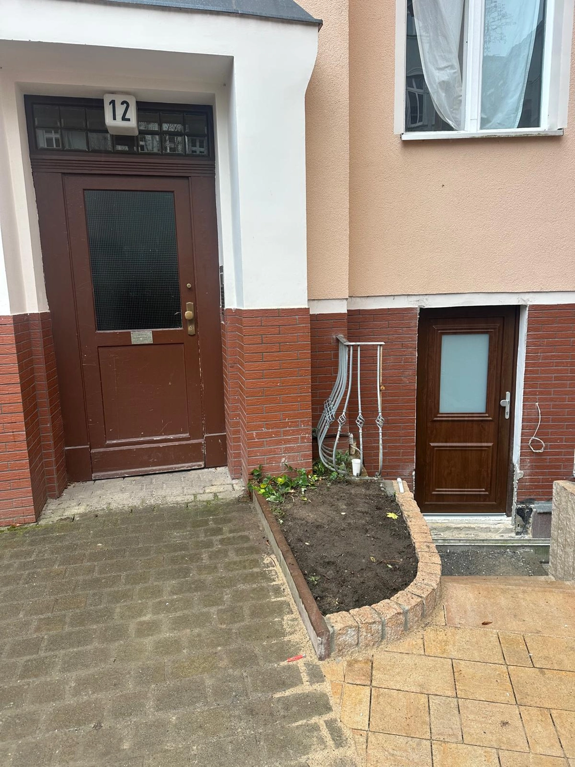 Raef Bau – Innenbau, Fliesenlegen, Trockenbau, Vermietung von Baugeräten – Pflaster