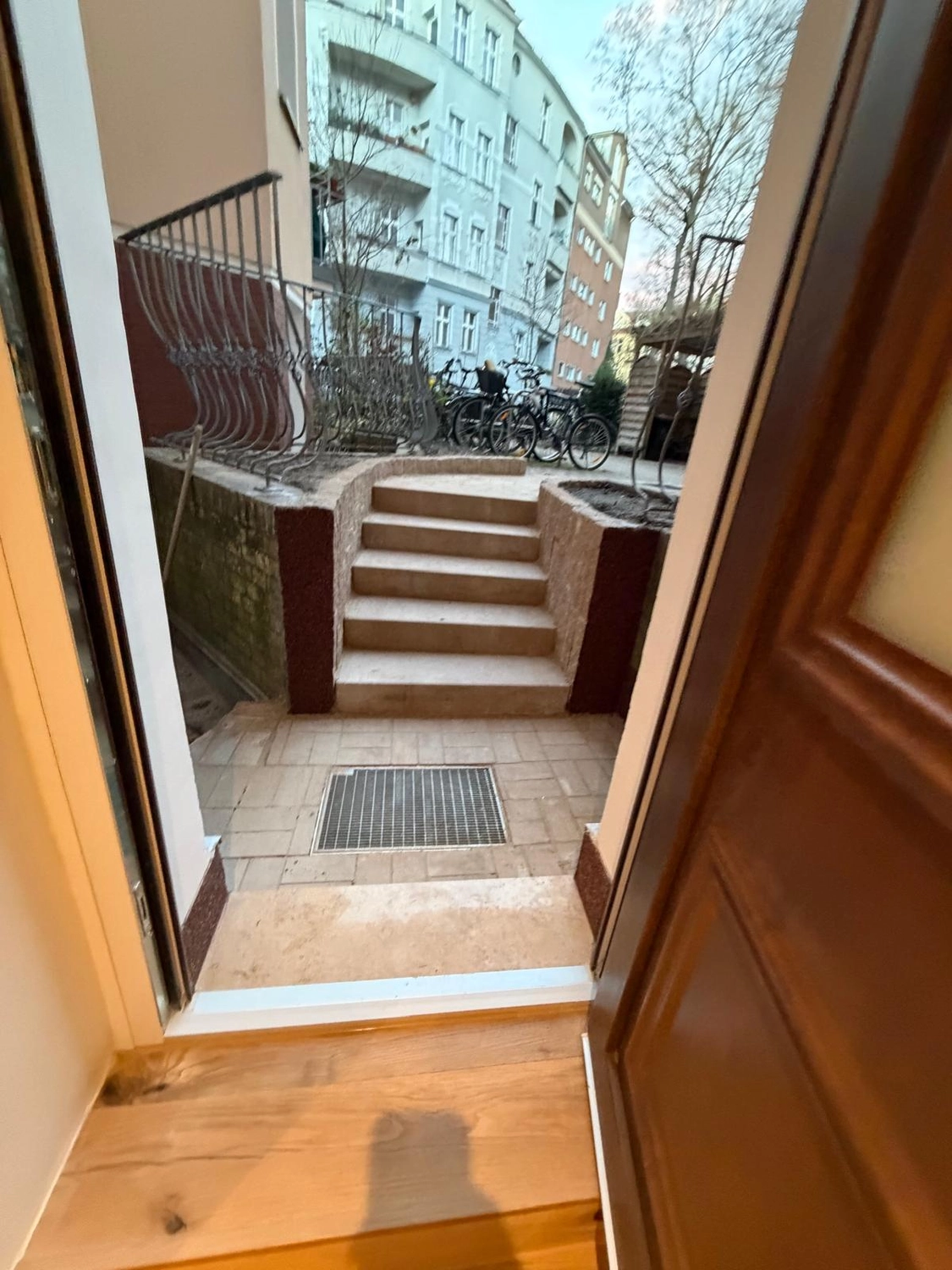 Raef Bau – Innenbau, Fliesenlegen, Trockenbau, Vermietung von Baugeräten – Pflaster