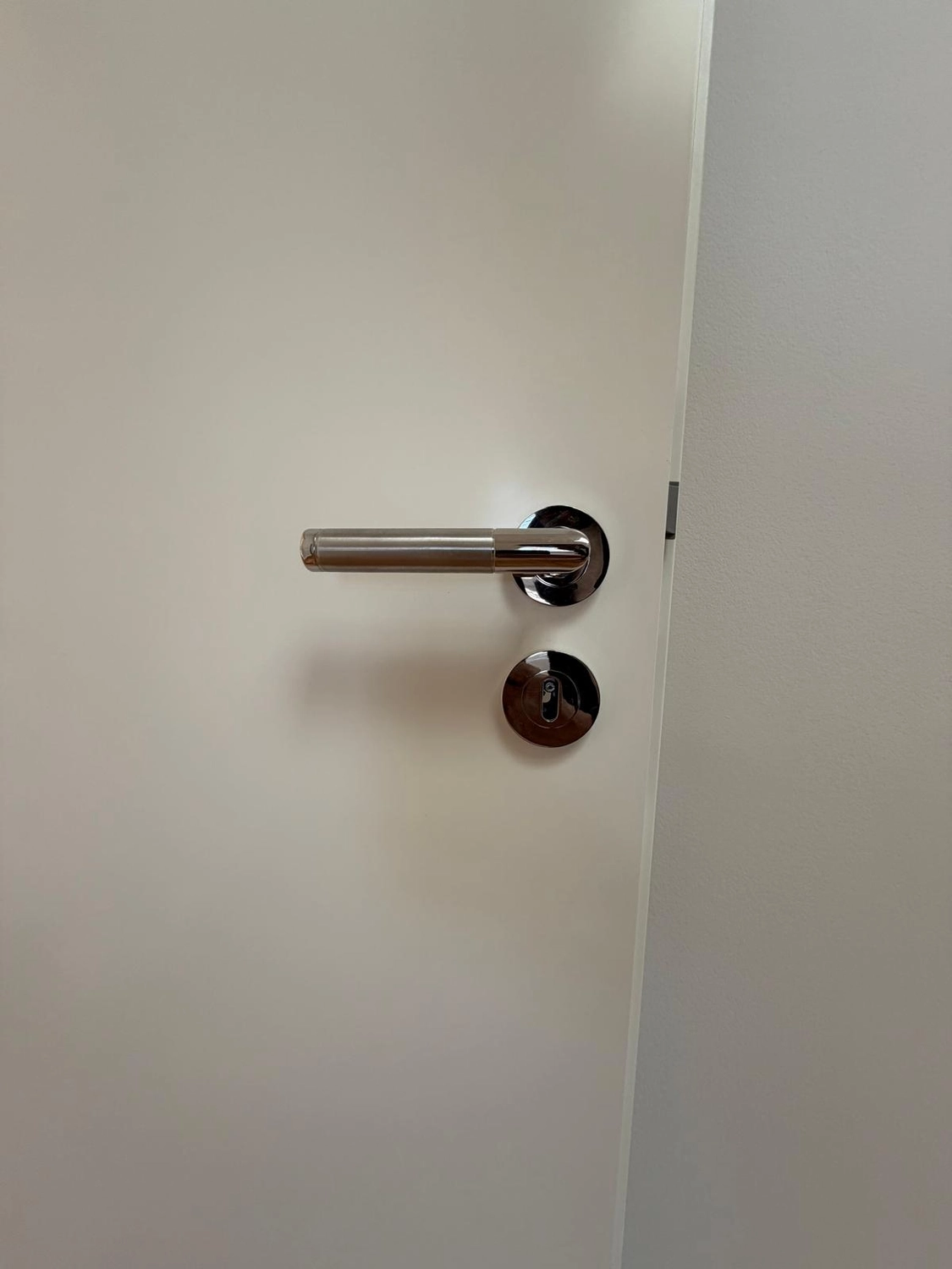 Raef Bau – Innenbau, Fliesenlegen, Trockenbau, Vermietung von Baugeräten – Bodenbelag