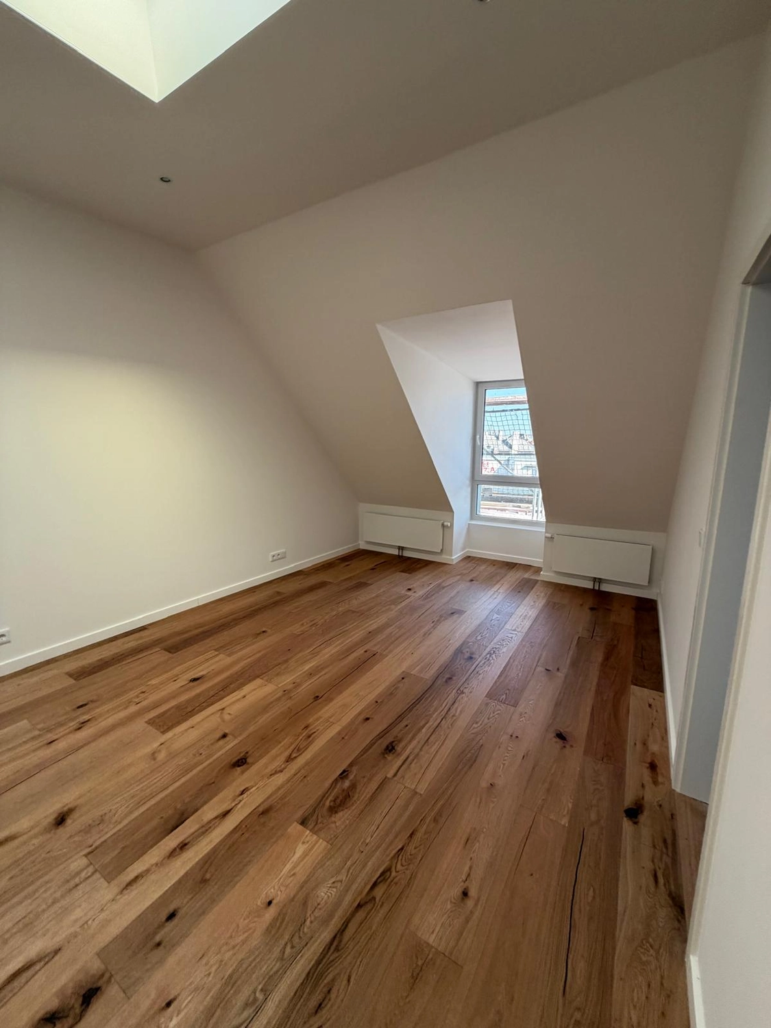 Raef Bau – Innenbau, Fliesenlegen, Trockenbau, Vermietung von Baugeräten – Bodenbelag