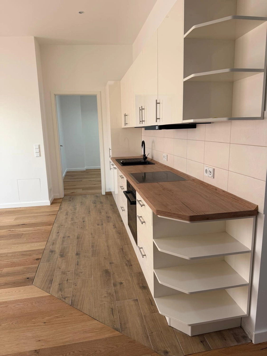 Raef Bau – Innenbau, Fliesenlegen, Trockenbau, Vermietung von Baugeräten – Bodenbelag