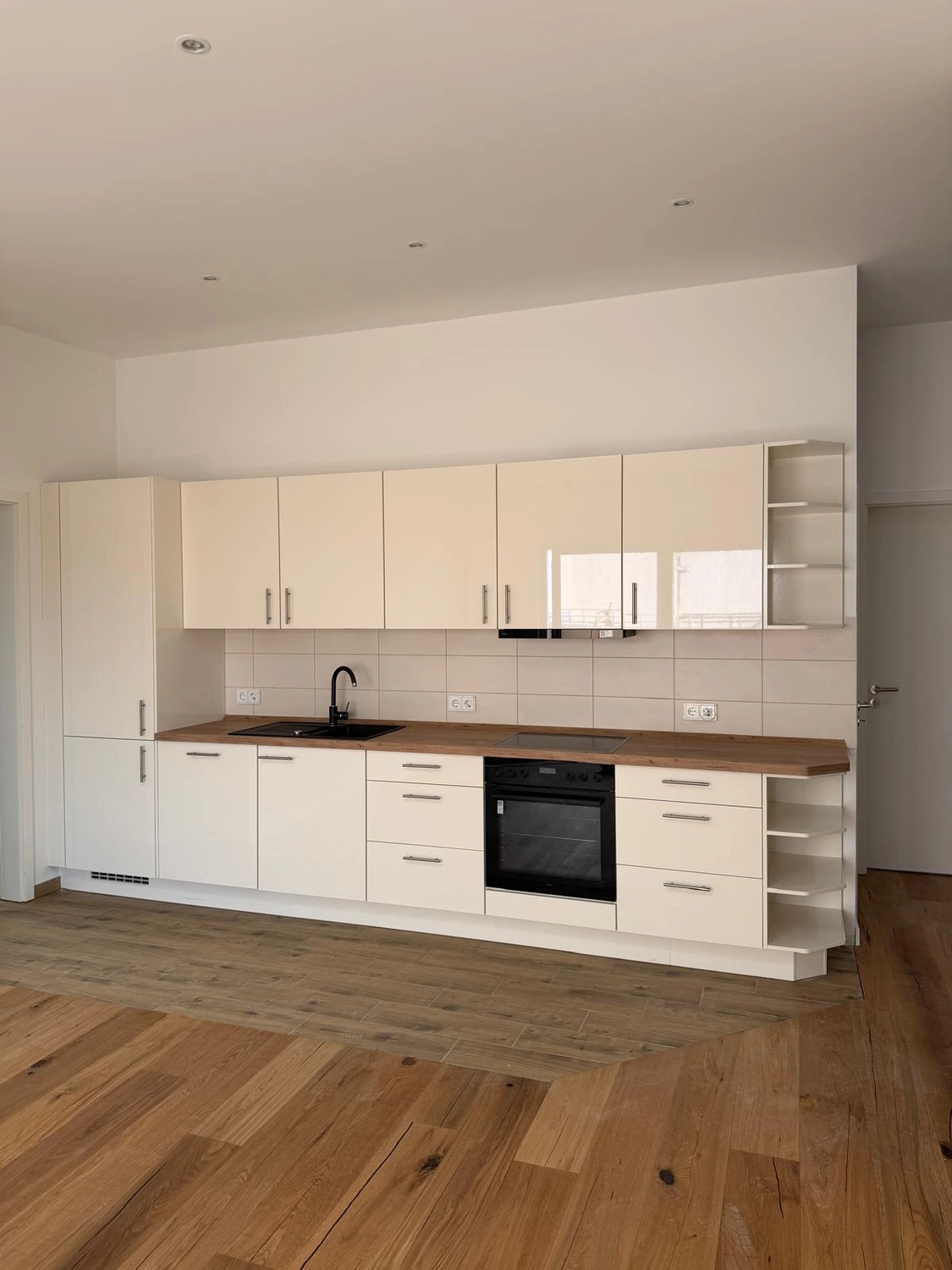 Raef Bau – Innenbau, Fliesenlegen, Trockenbau, Vermietung von Baugeräten – Bodenbelag