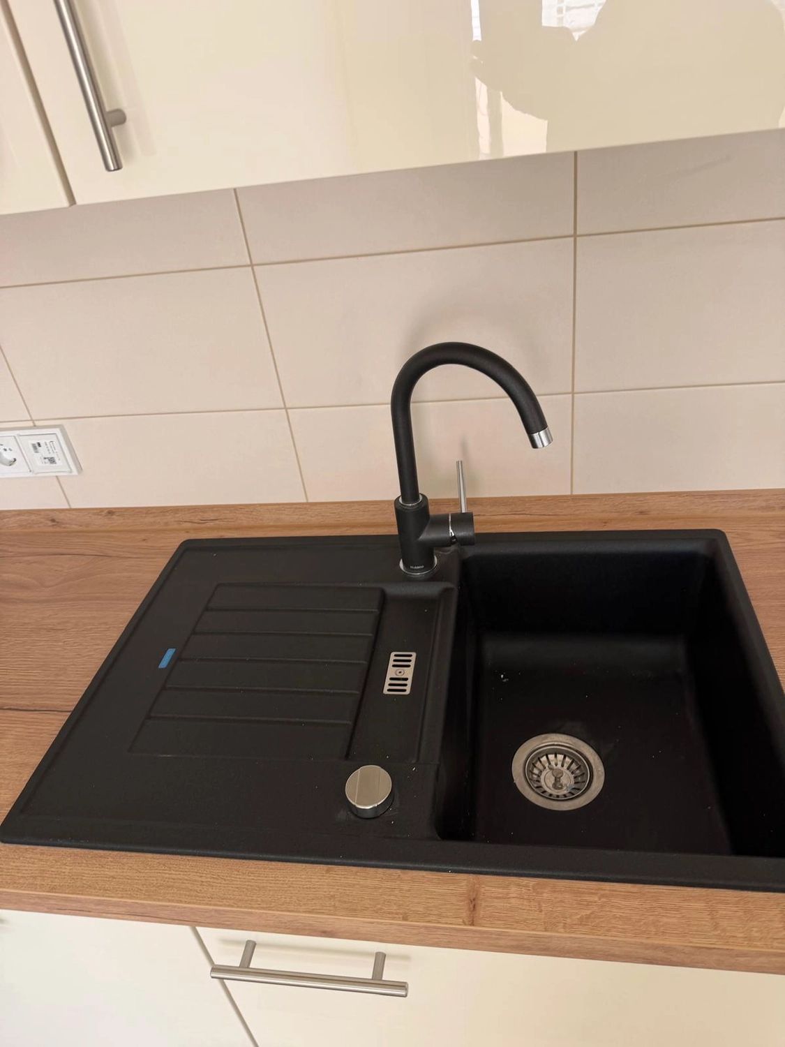 Raef Bau – Innenbau, Fliesenlegen, Trockenbau, Vermietung von Baugeräten – Bodenbelag