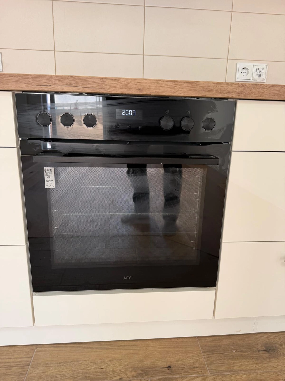 Raef Bau – Innenbau, Fliesenlegen, Trockenbau, Vermietung von Baugeräten – Bodenbelag