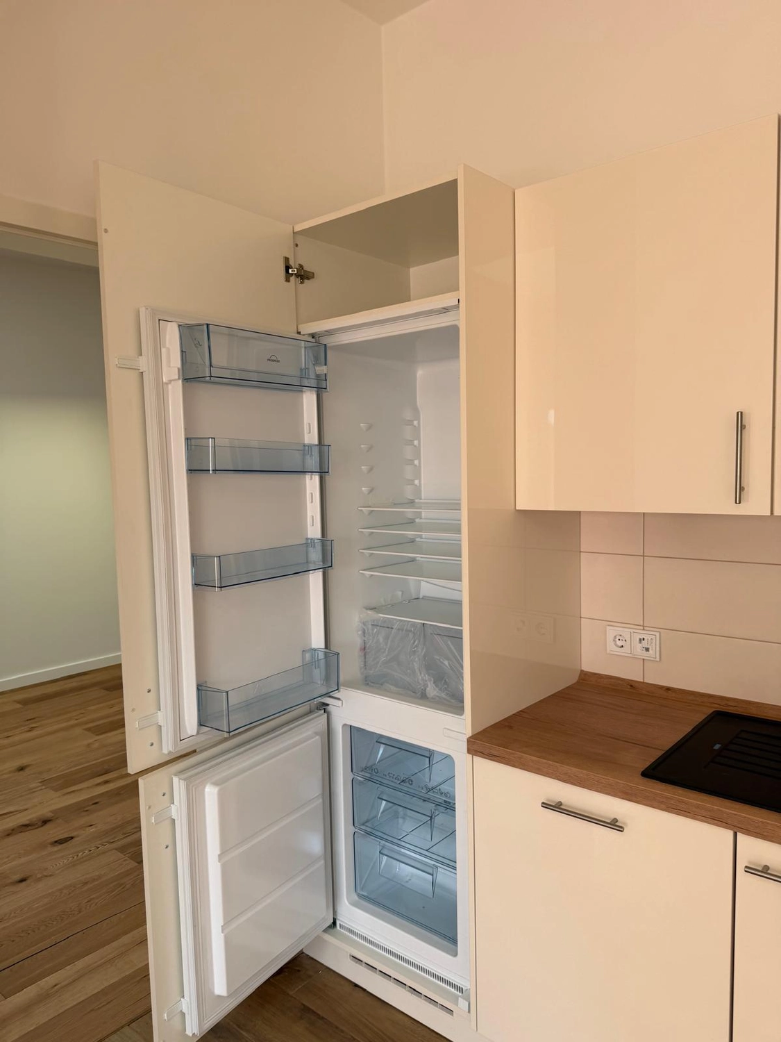 Raef Bau – Innenbau, Fliesenlegen, Trockenbau, Vermietung von Baugeräten – Bodenbelag