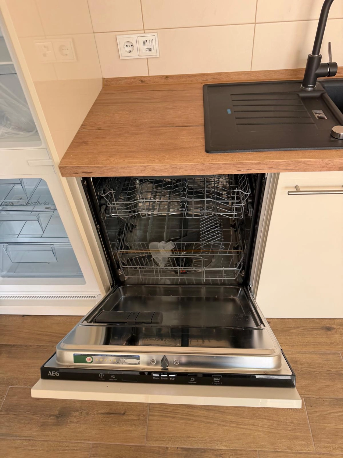 Raef Bau – Innenbau, Fliesenlegen, Trockenbau, Vermietung von Baugeräten – Bodenbelag