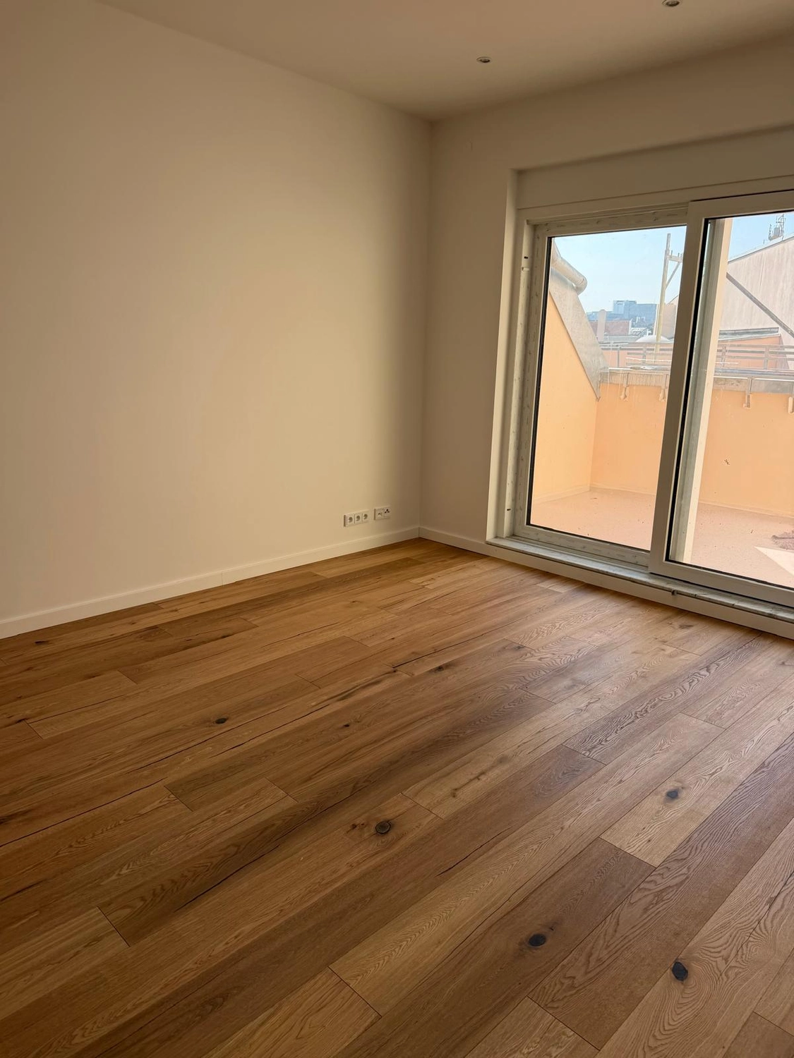 Raef Bau – Innenbau, Fliesenlegen, Trockenbau, Vermietung von Baugeräten – Bodenbelag