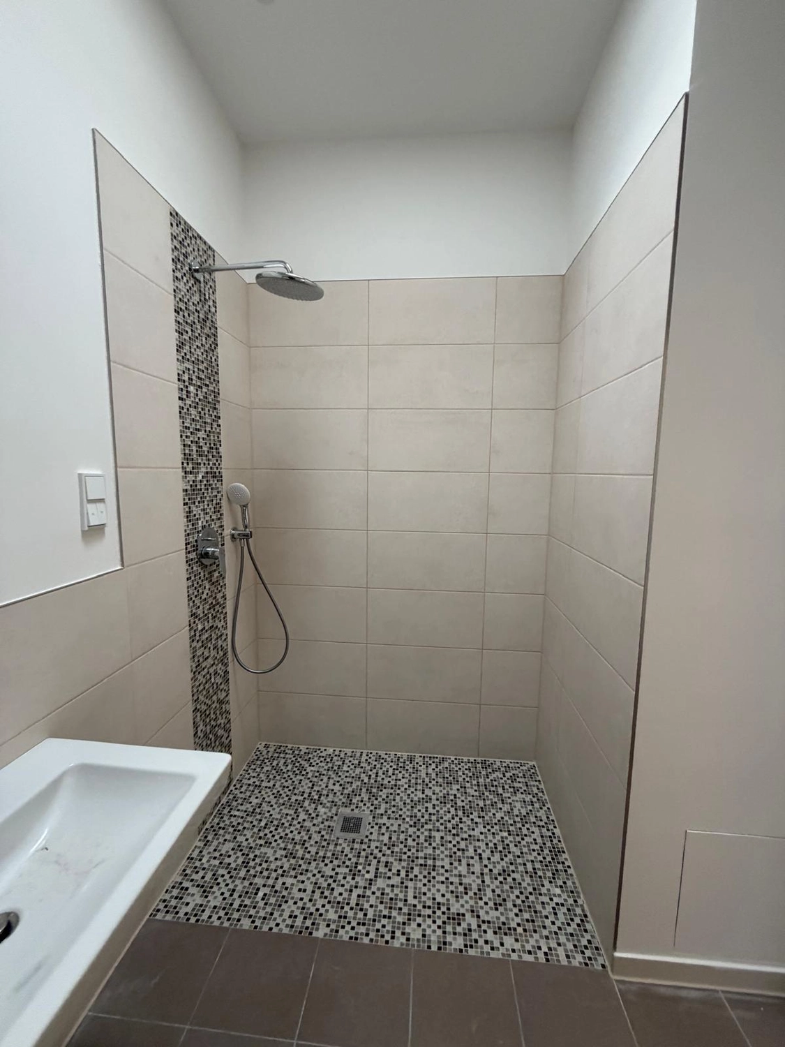 Raef Bau – Innenbau, Fliesenlegen, Trockenbau, Vermietung von Baugeräten – Badezimmerrenovierung