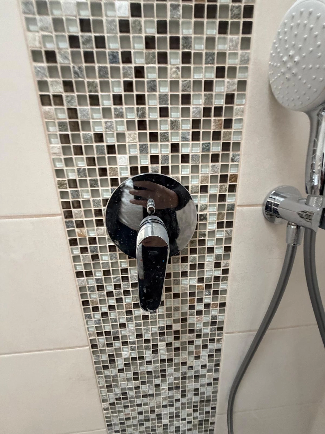 Raef Bau – Innenbau, Fliesenlegen, Trockenbau, Vermietung von Baugeräten – Badezimmerrenovierung