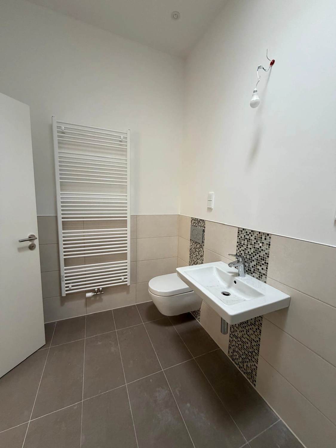 Raef Bau – Innenbau, Fliesenlegen, Trockenbau, Vermietung von Baugeräten – Badezimmerrenovierung