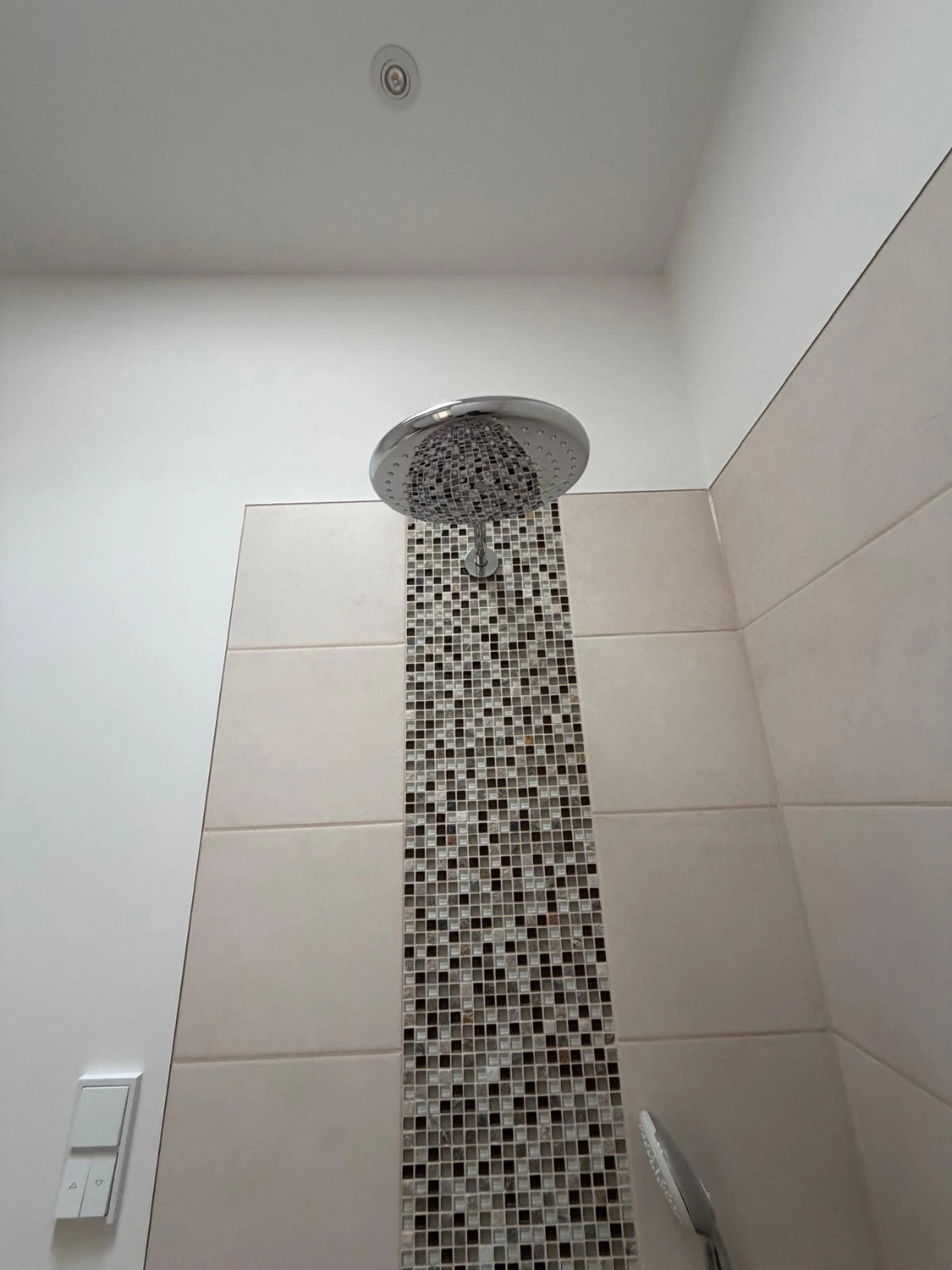 Raef Bau – Innenbau, Fliesenlegen, Trockenbau, Vermietung von Baugeräten – Badezimmerrenovierung