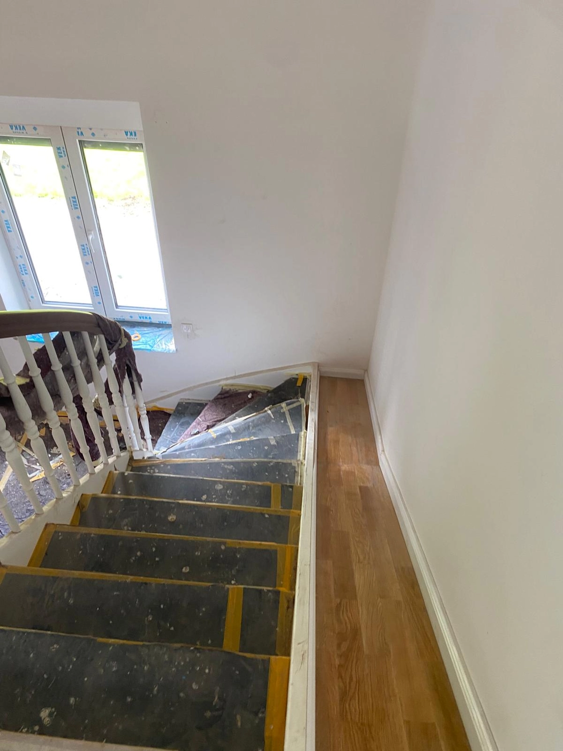 Raef Bau – Innenbau, Fliesenlegen, Trockenbau, Vermietung von Baugeräten – Bodenbelag