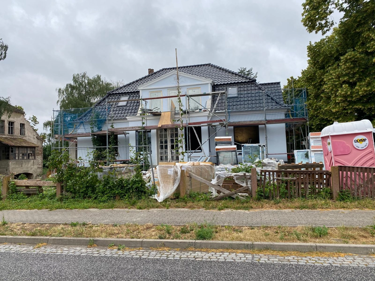 Raef Bau – Innenbau, Fliesenlegen, Trockenbau, Vermietung von Baugeräten – Renovierung