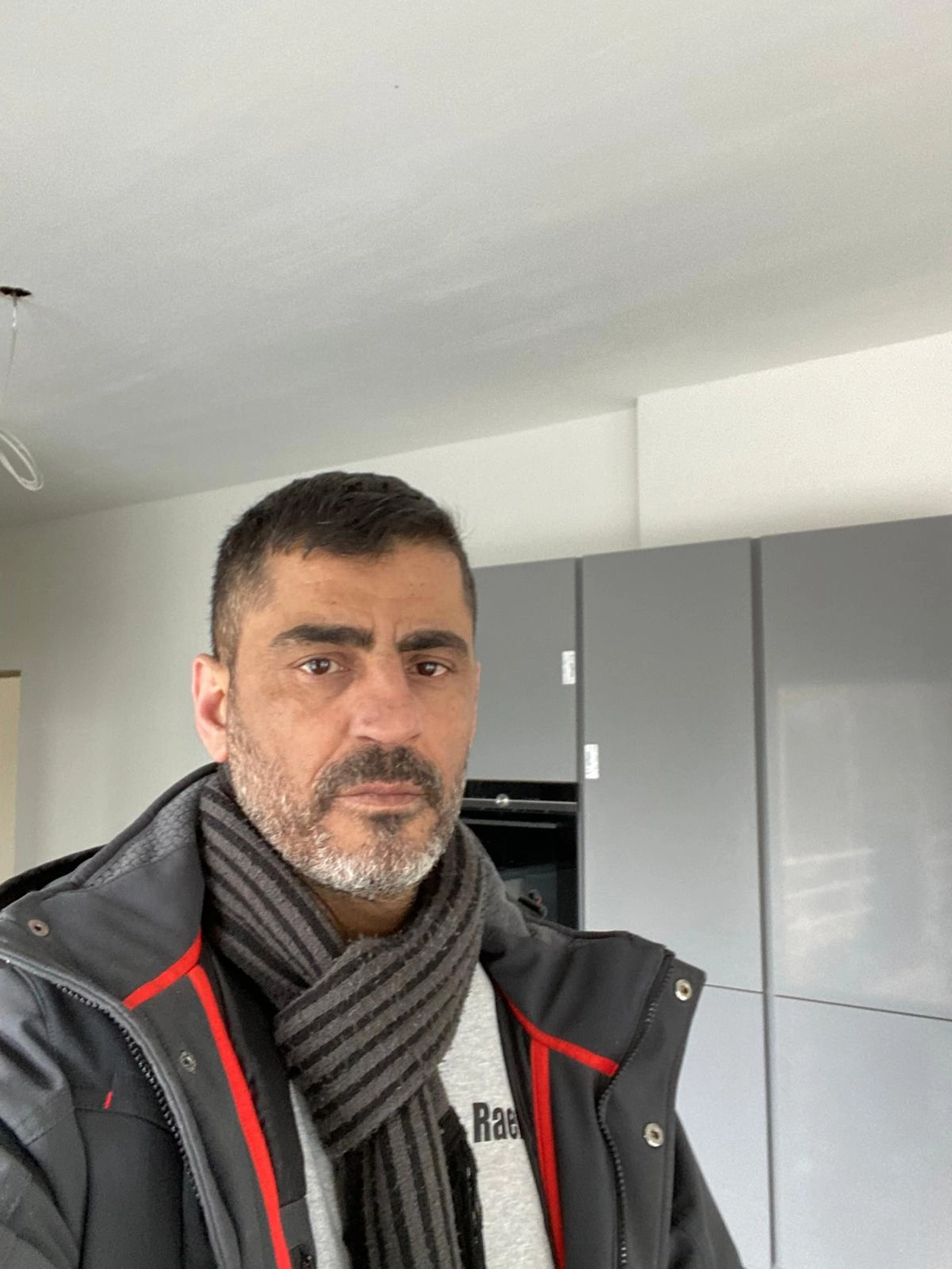 Raef Bau – Innenbau, Fliesenlegen, Trockenbau, Vermietung von Baugeräten – Arbeitnehmer